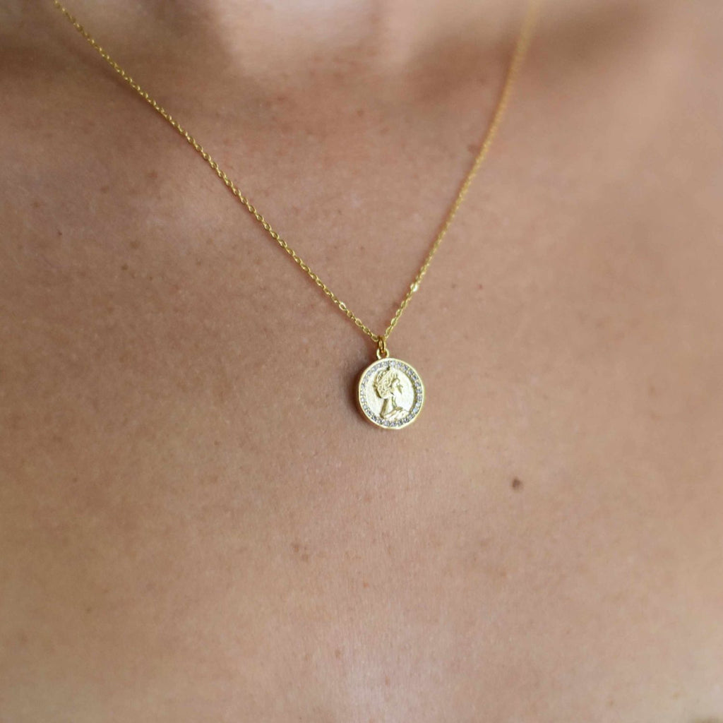 Elizabeth Necklace, Queen Portait, Medaillon Necklace,  Handmade Jewelry in Montreal, Delicate dainty gift fo her, Made in Canada, Piper and Pearl Jewelry