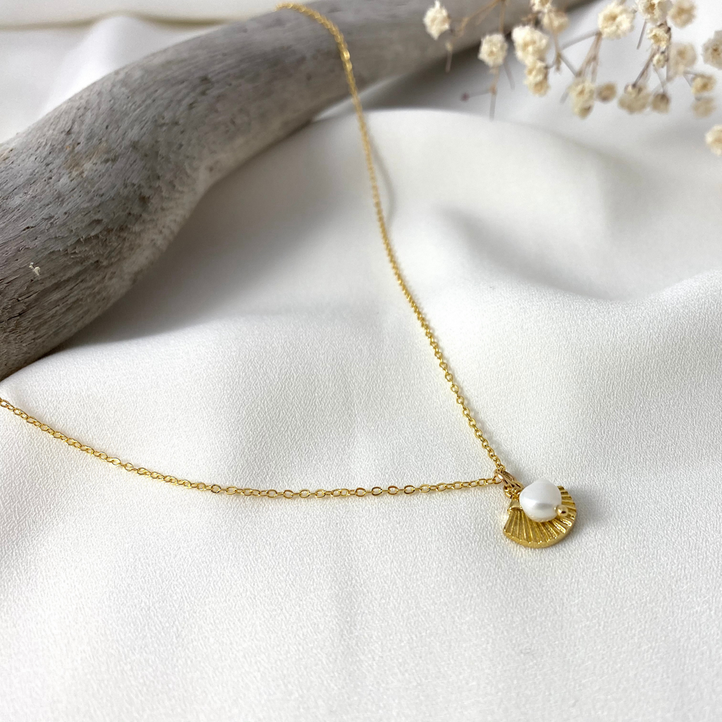 Chrissy necklace - Gold plated jewelry - Piper and Pearl - Dainty handmade jewelry made in Montreal - Freshwater pearls