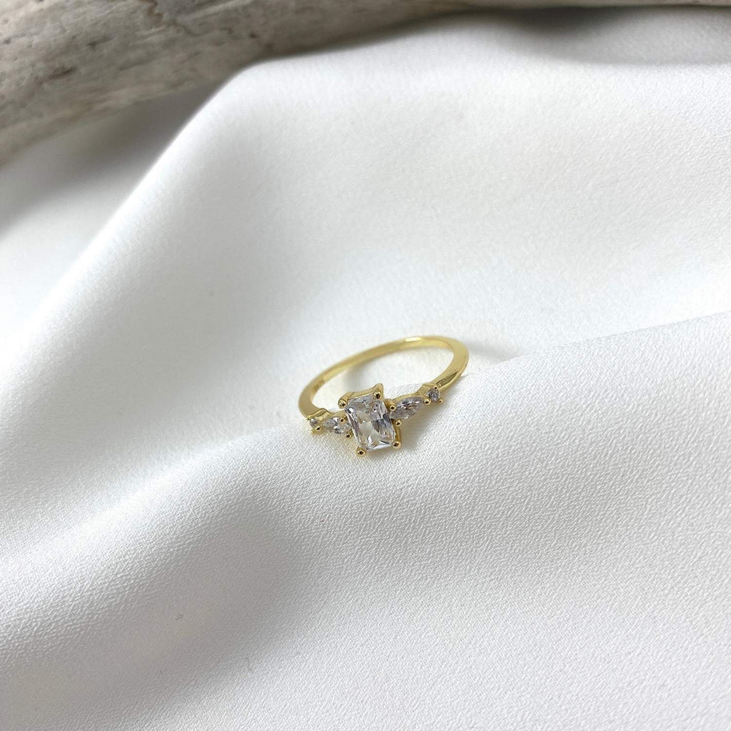 Adeline ring, handmade jewelry in gold vermeil modern and minimalist, made in Montreal, gift for her plated gold on silver. Piper and pearl jewelry