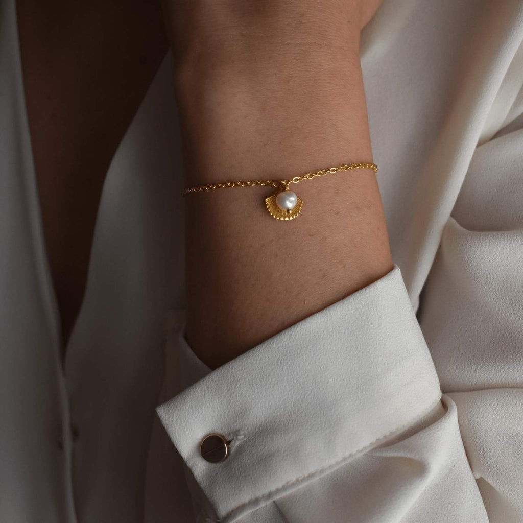 Chrissy Bracelet- Dainty Handmade -Gold Minimalist - Modern Gift for Her - Piper and Pearl Jewelry - Montreal Canada Artisan