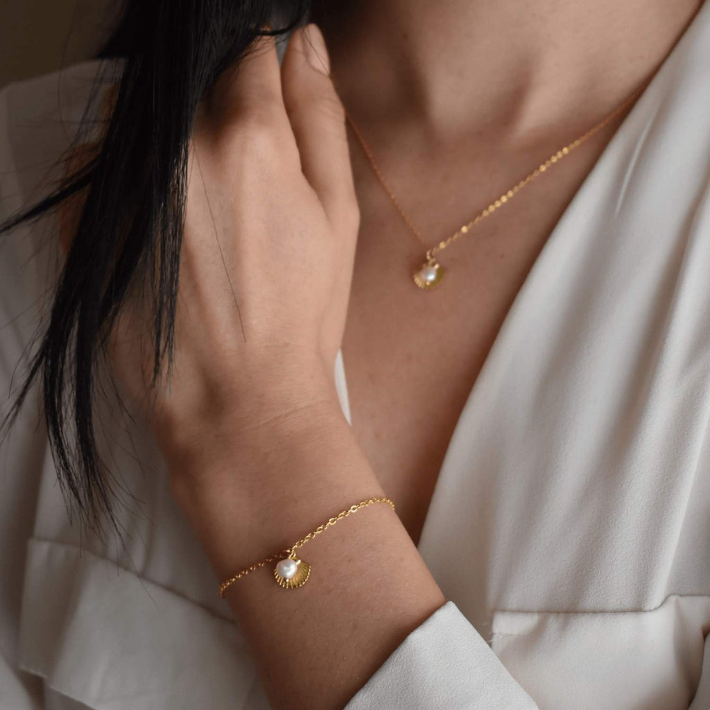 Chrissy Bracelet- Dainty Handmade -Gold Minimalist - Modern Gift for Her - Piper and Pearl Jewelry - Montreal Canada Artisan