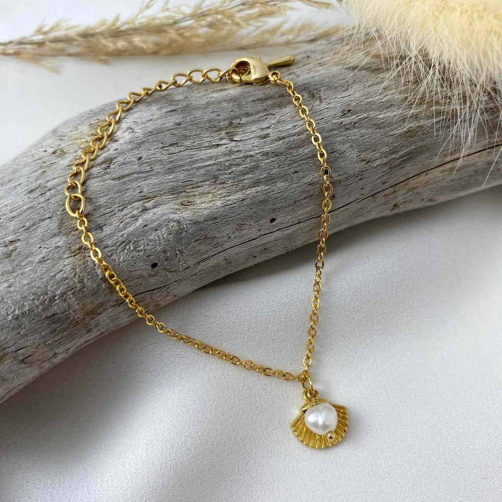Chrissy Bracelet- Dainty Handmade -Gold Minimalist - Modern Gift for Her - Piper and Pearl Jewelry - Montreal Canada Artisan
