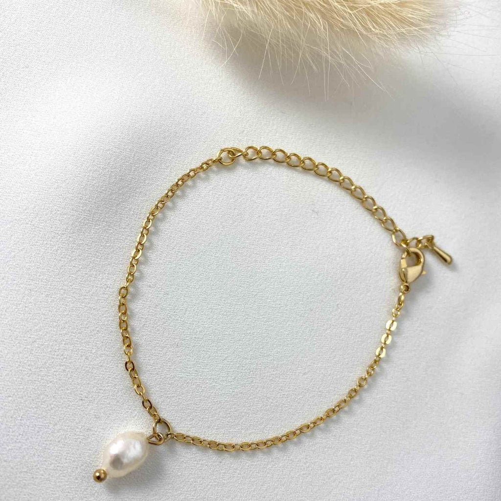 Margot Bracelet- Dainty Handmade -Gold Minimalist - Modern Gift for Her - Piper and Pearl Jewelry - Montreal Canada Artisan